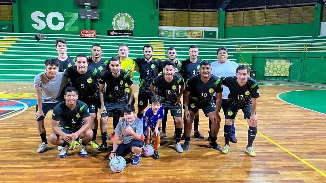 Profesor Josué Mansilla durante una actividad deportiva