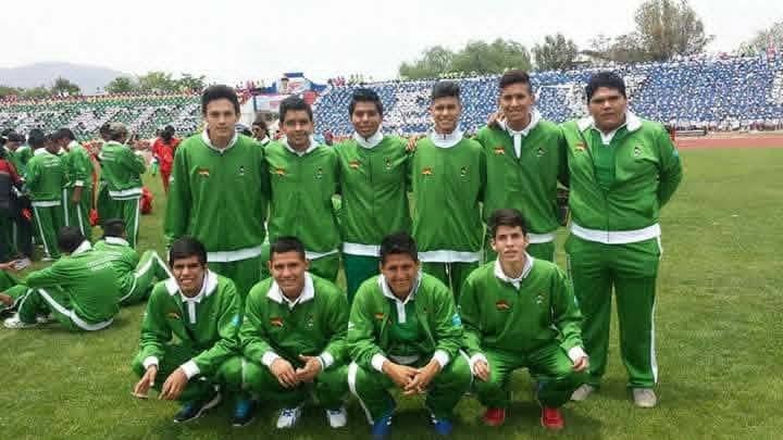 Profesor Josué Mansilla durante una actividad deportiva