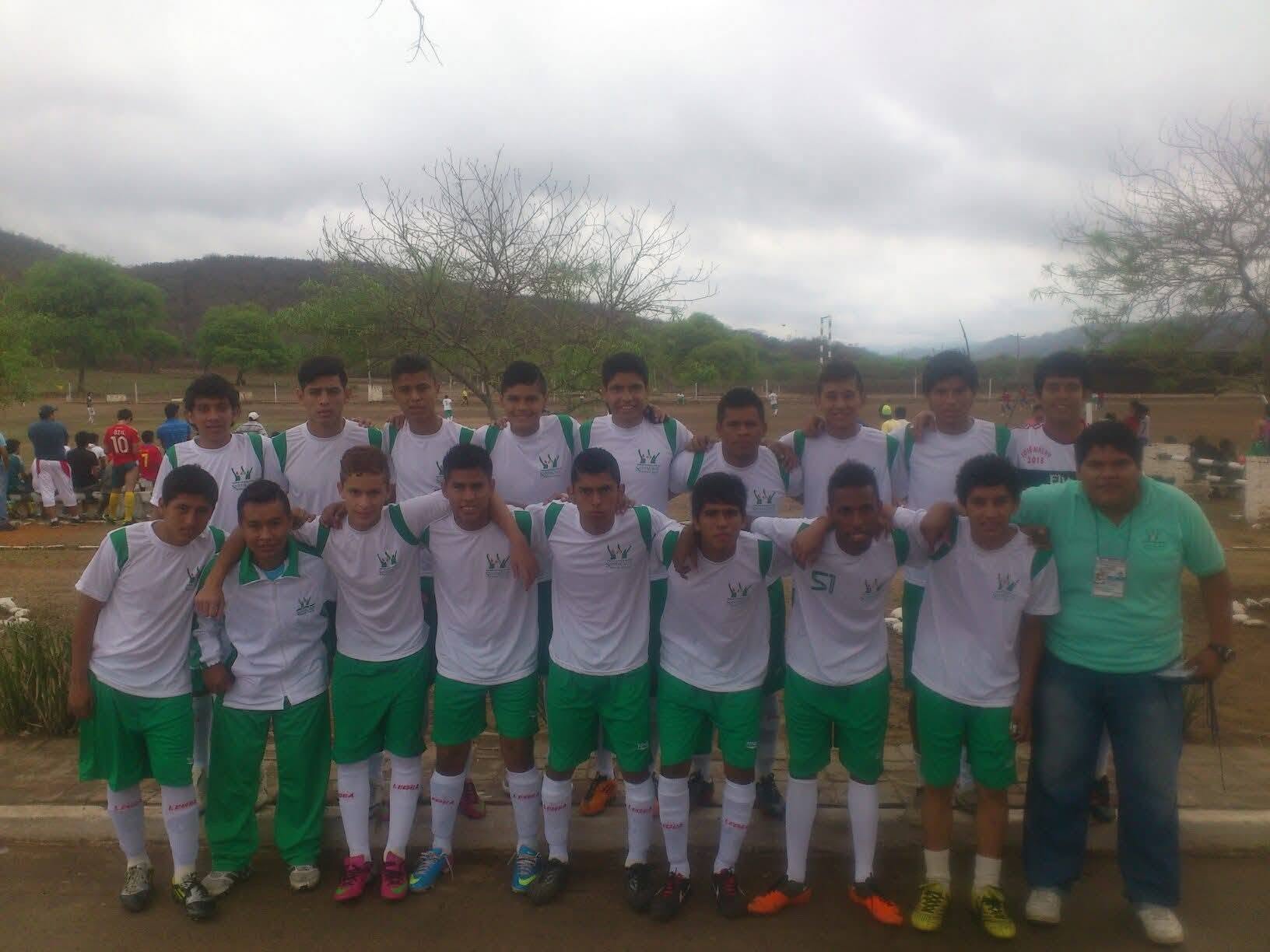 Profesor Josué Mansilla durante una actividad deportiva