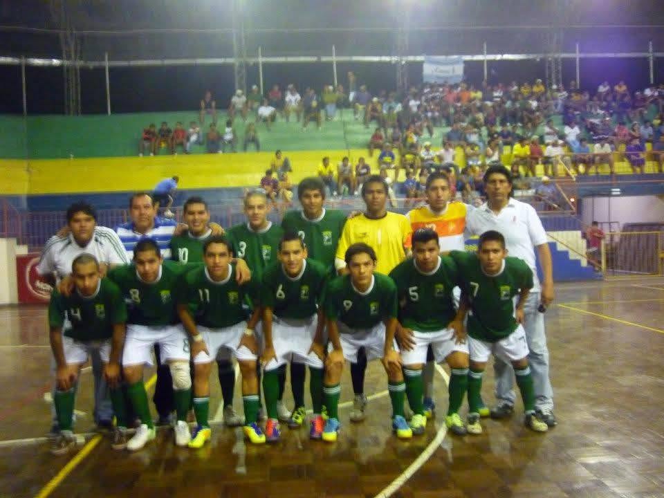 Profesor Josué Mansilla durante una actividad deportiva