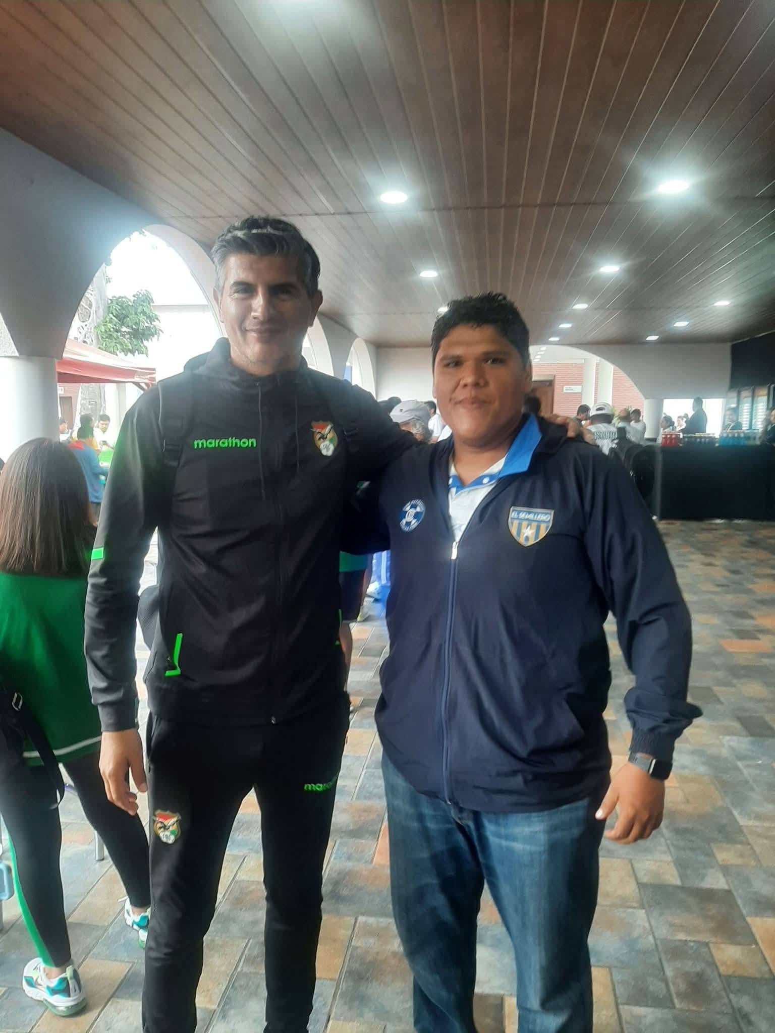 Profesor Josué Mansilla durante una actividad deportiva