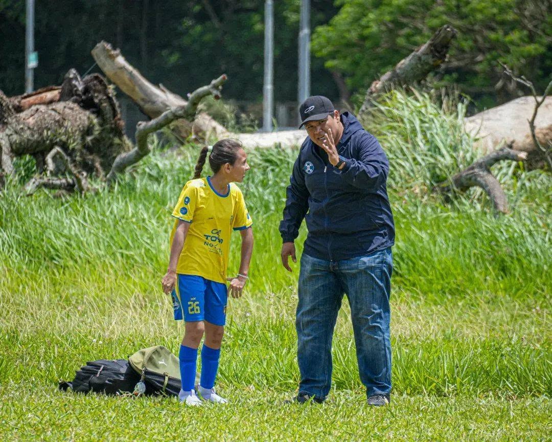 Profesor Josué Mansilla durante una actividad deportiva