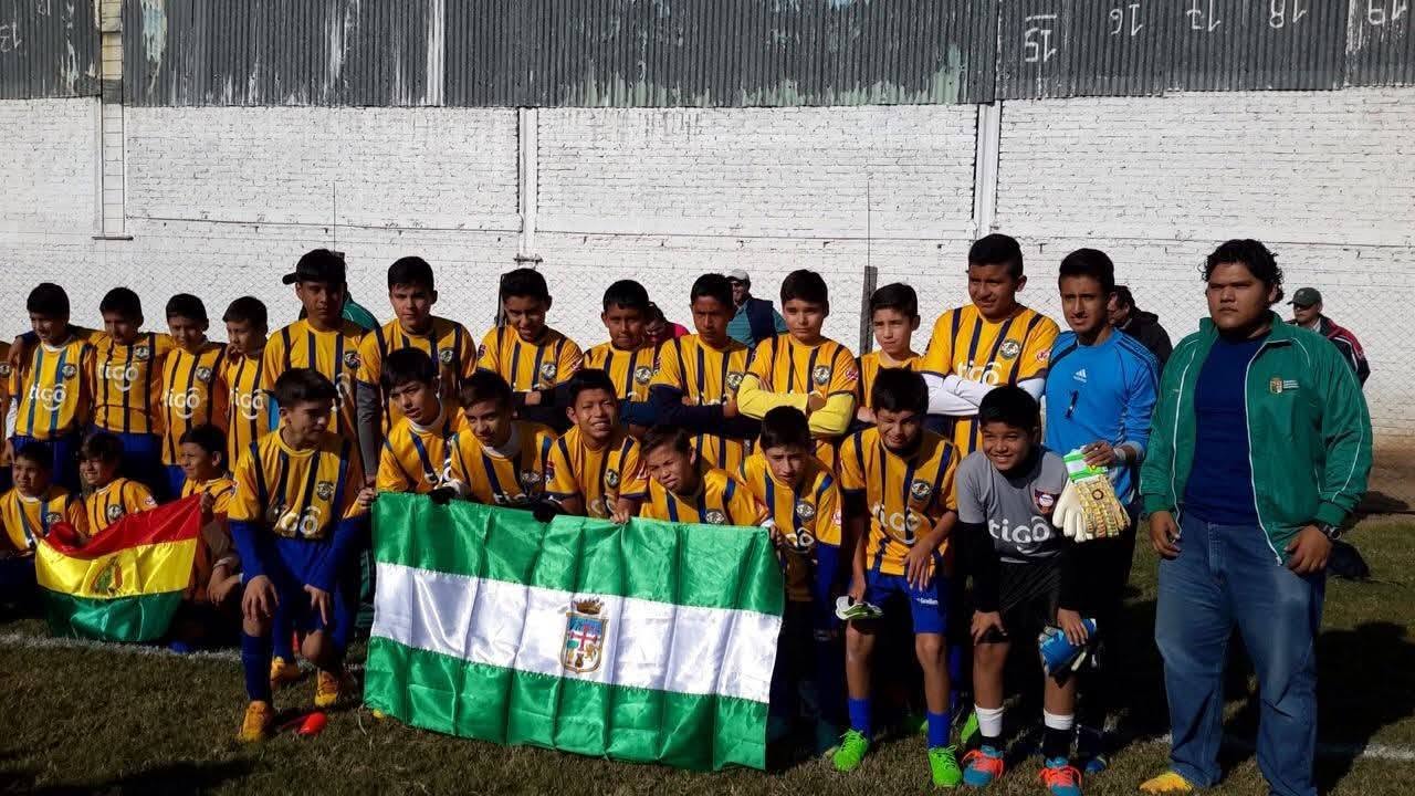 Profesor Josué Mansilla durante una actividad deportiva