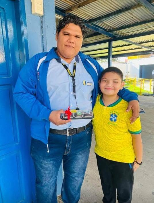Profesor Josué Mansilla durante una actividad deportiva
