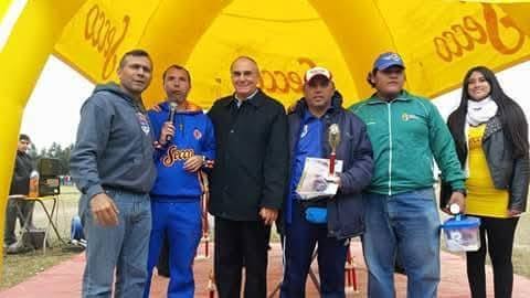 Profesor Josué Mansilla durante una actividad deportiva