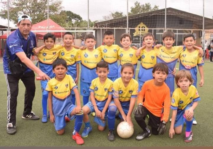 Profesor Lizandro Saavedra durante una actividad de El Semillero