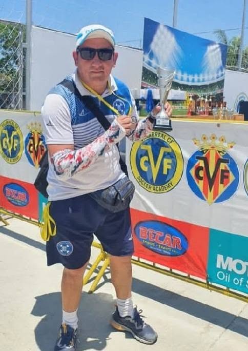 Profesor Lizandro Saavedra durante una actividad de El Semillero