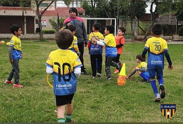 Profesor Lizandro Saavedra durante una actividad de El Semillero