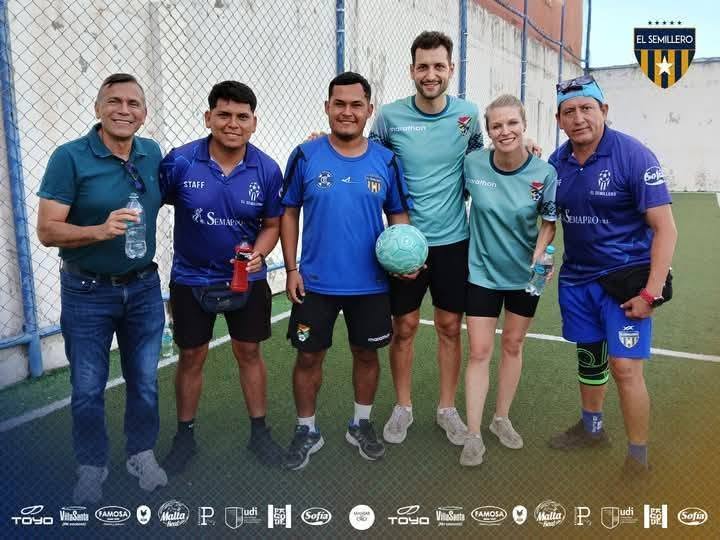 Profesor Lizandro Saavedra durante una actividad de El Semillero