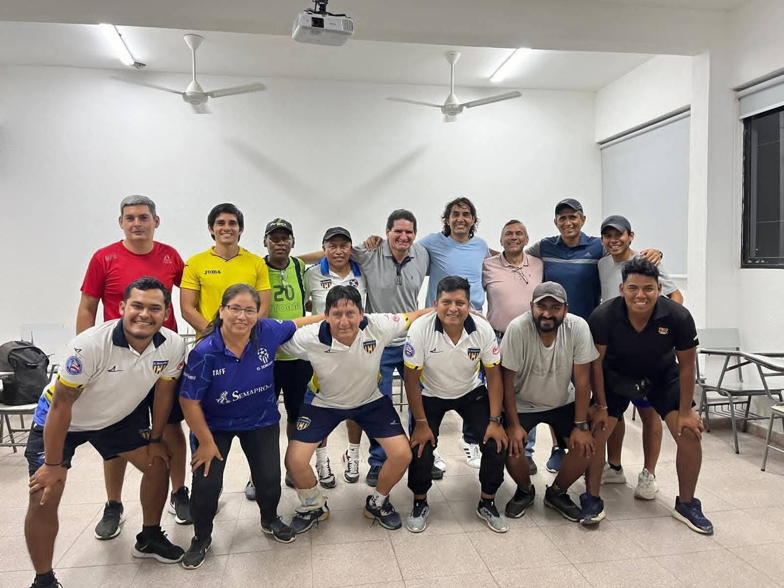 Profesor Lizandro Saavedra durante una actividad de El Semillero