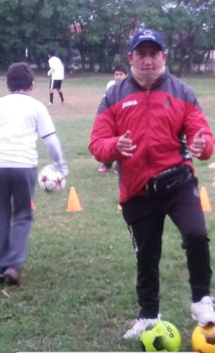 Profesor Lizandro Saavedra durante una actividad de El Semillero