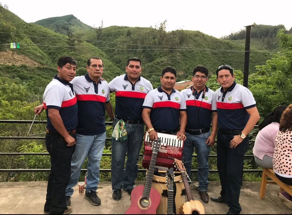 Profesor Lizandro Saavedra durante una actividad de El Semillero