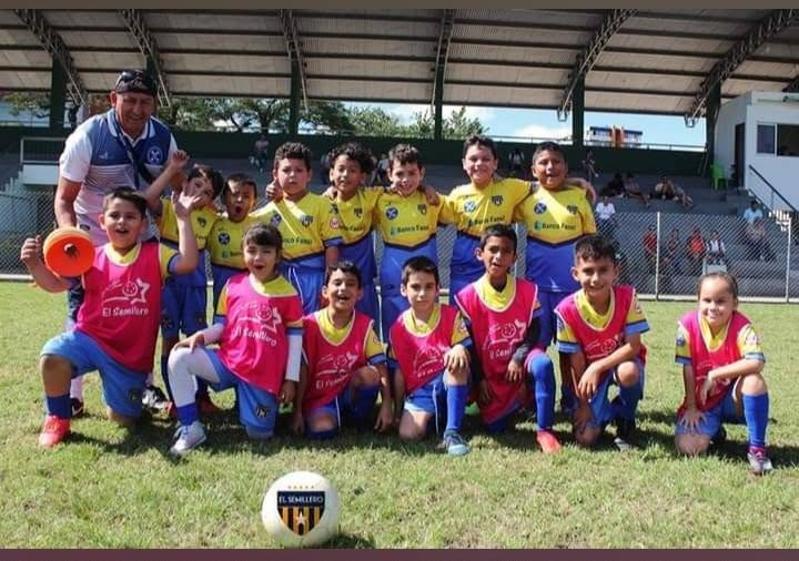 Profesor Lizandro Saavedra durante una actividad de El Semillero