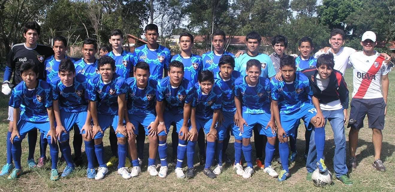 Profesor Romer Zurita durante una actividad deportiva