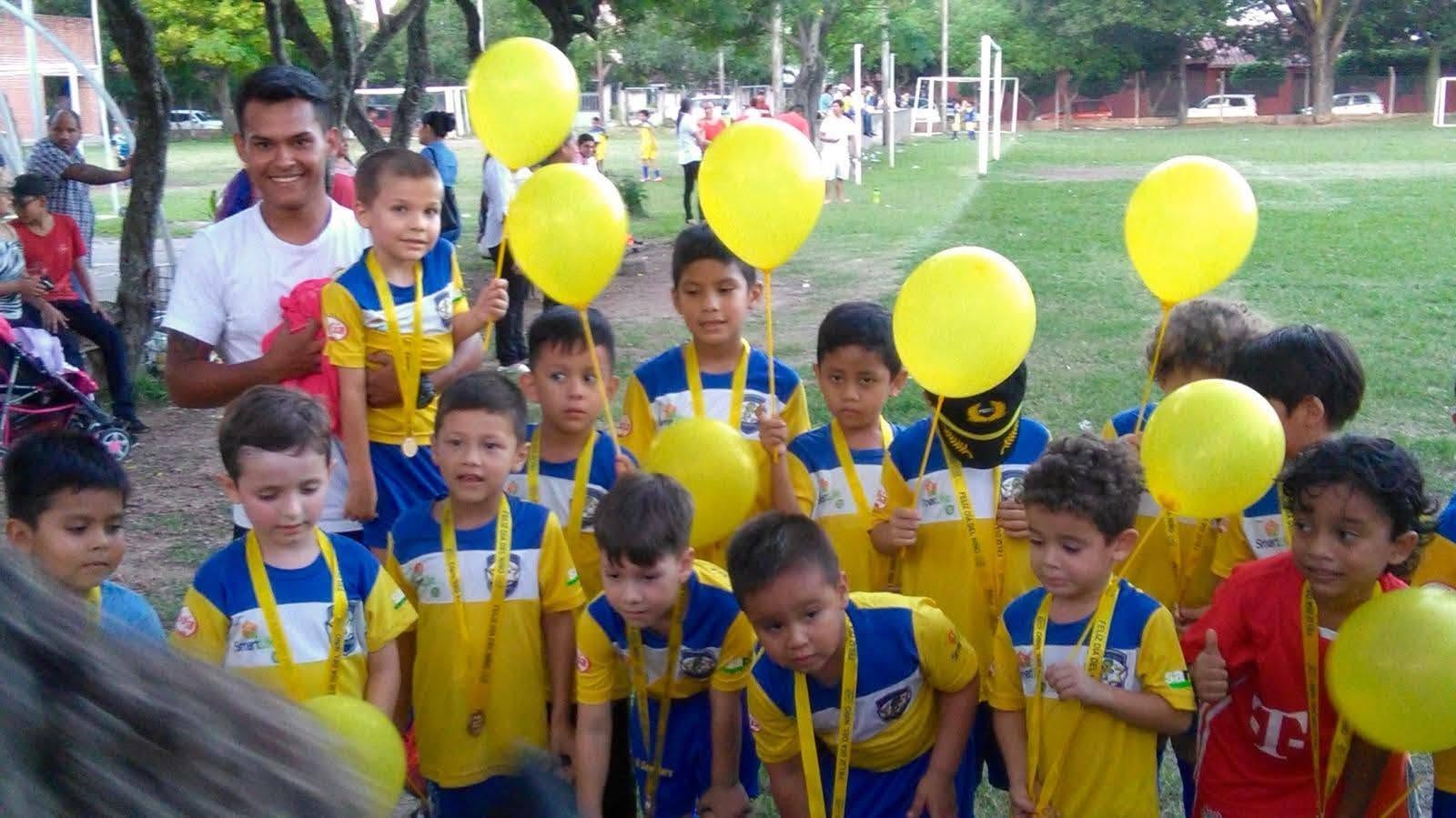Profesor Romer Zurita durante una actividad deportiva