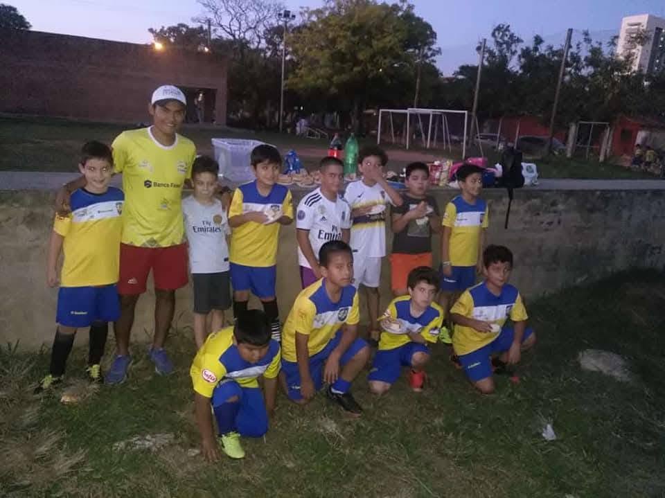 Profesor Romer Zurita durante una actividad deportiva