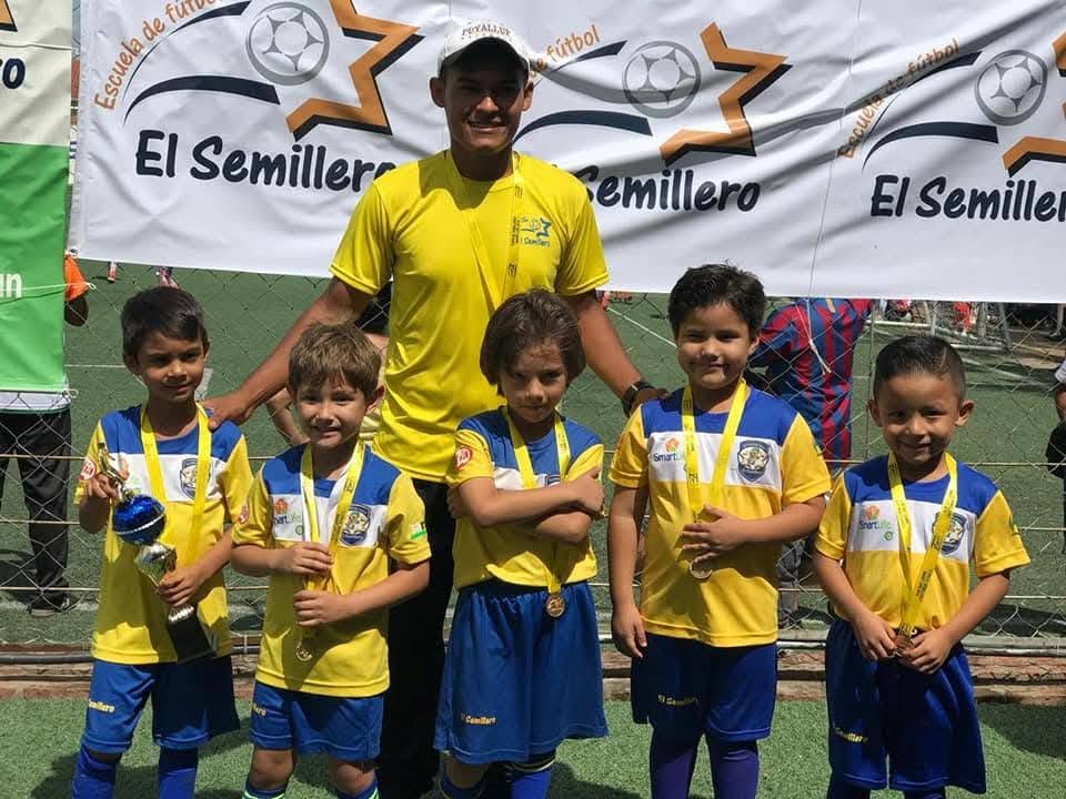 Profesor Romer Zurita durante una actividad deportiva