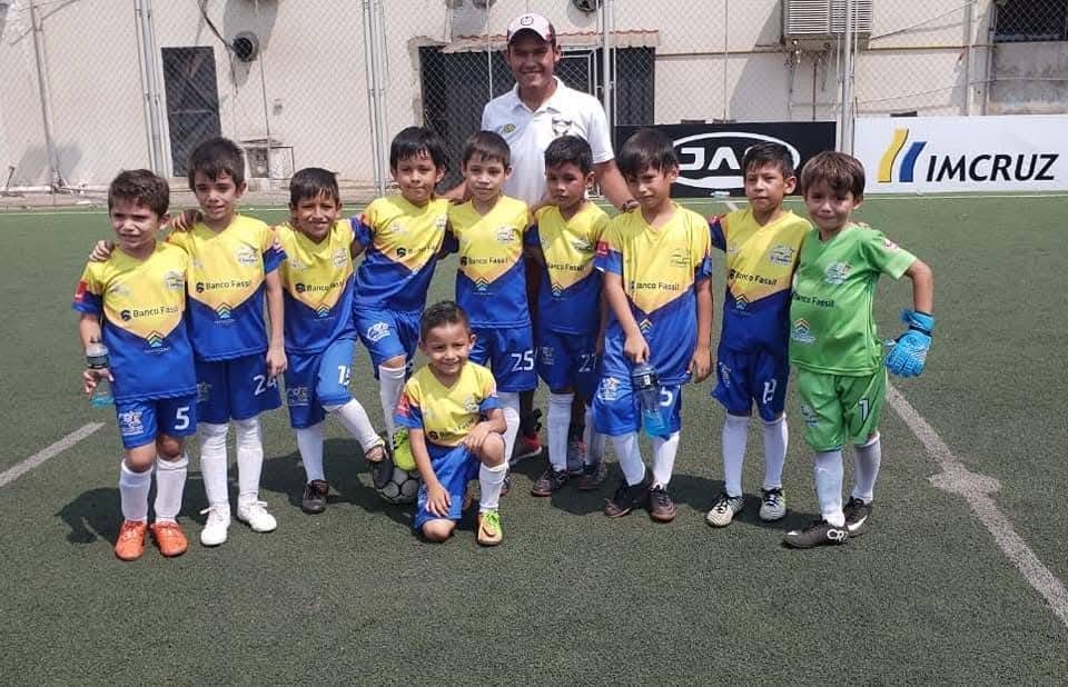 Profesor Romer Zurita durante una actividad deportiva