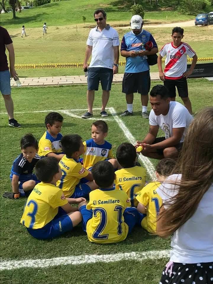 Profesor Romer Zurita durante una actividad deportiva