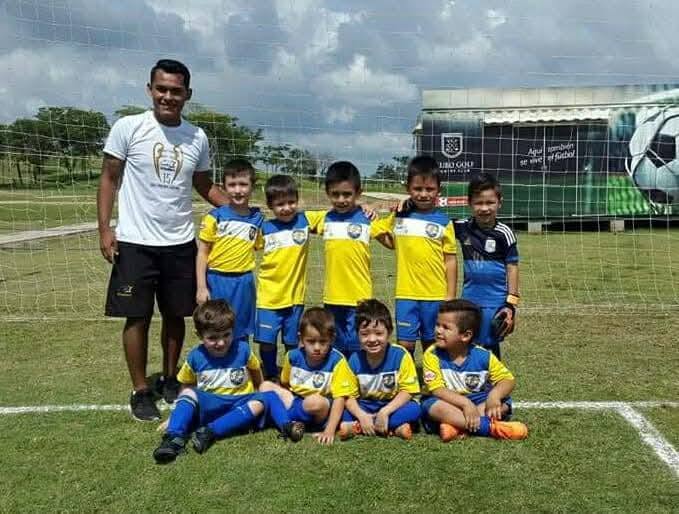 Profesor Romer Zurita durante una actividad deportiva