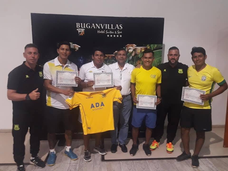 Profesor Romer Zurita durante una actividad deportiva