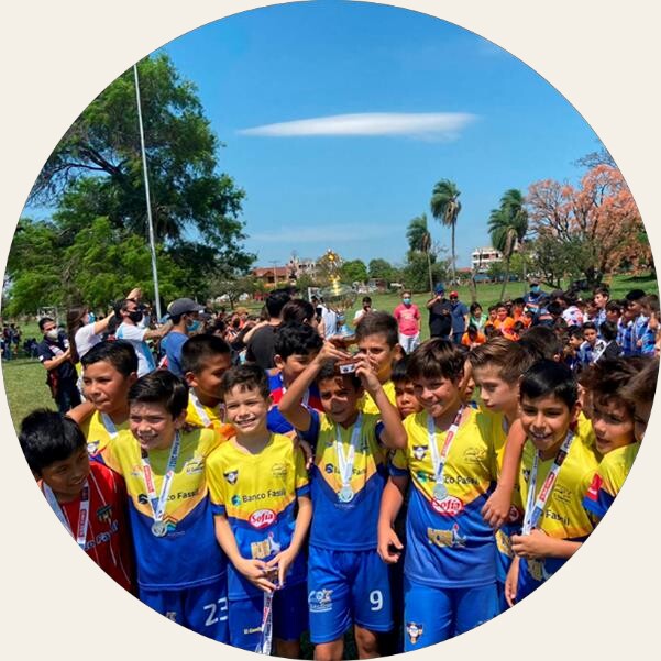 Niños de El Semillero celebrando su formación deportiva