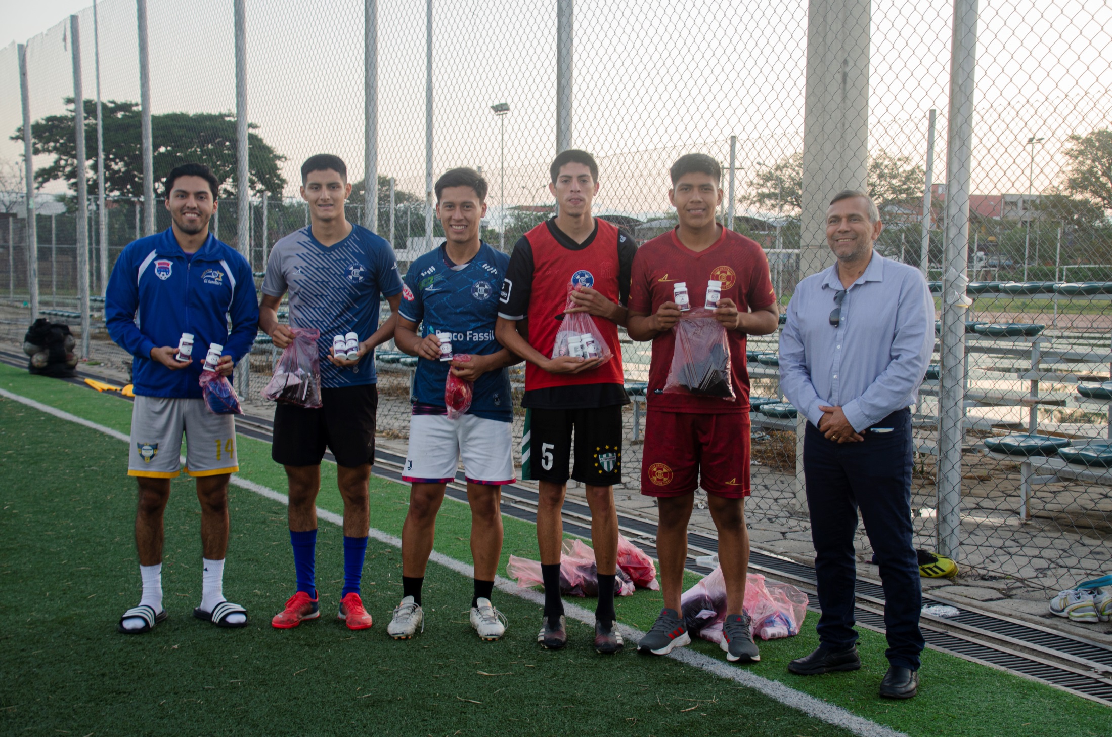 Jóvenes deportistas recibiendo apoyo de El Semillero